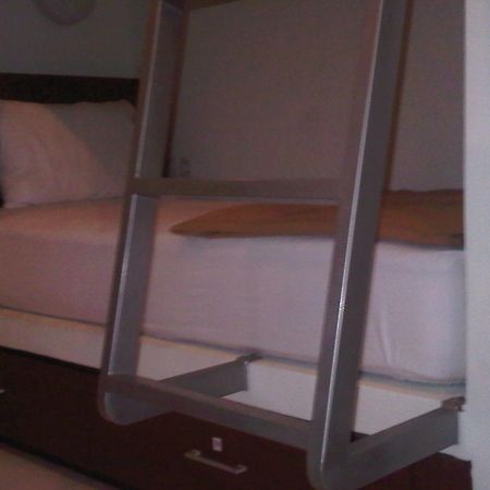 Mirah Hostel Легиан Екстериор снимка