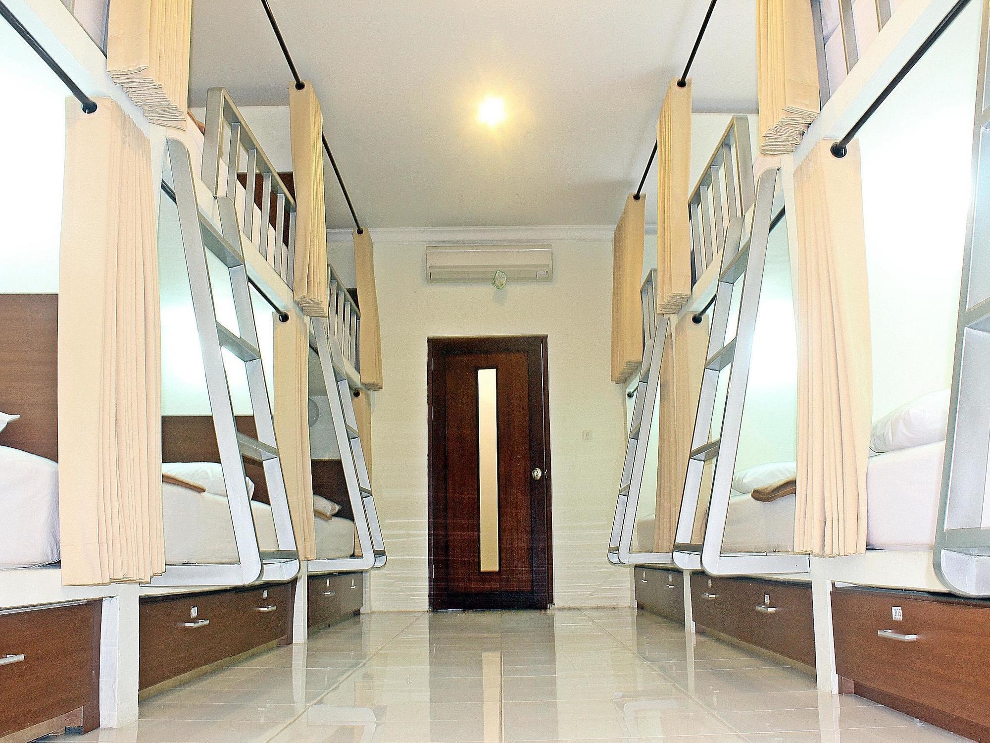 Mirah Hostel Легиан Екстериор снимка