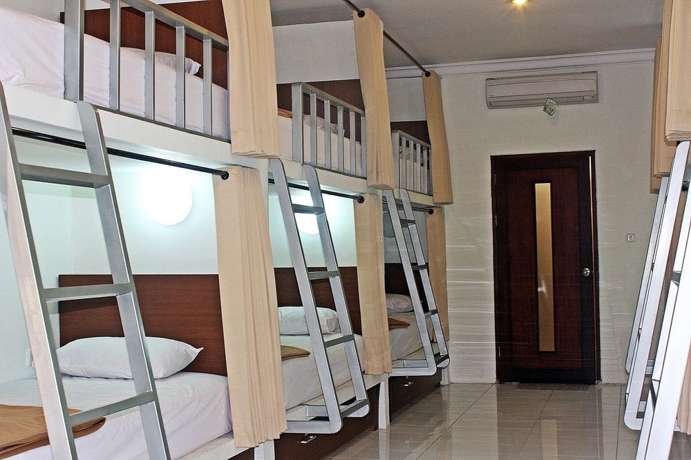 Mirah Hostel Легиан Екстериор снимка