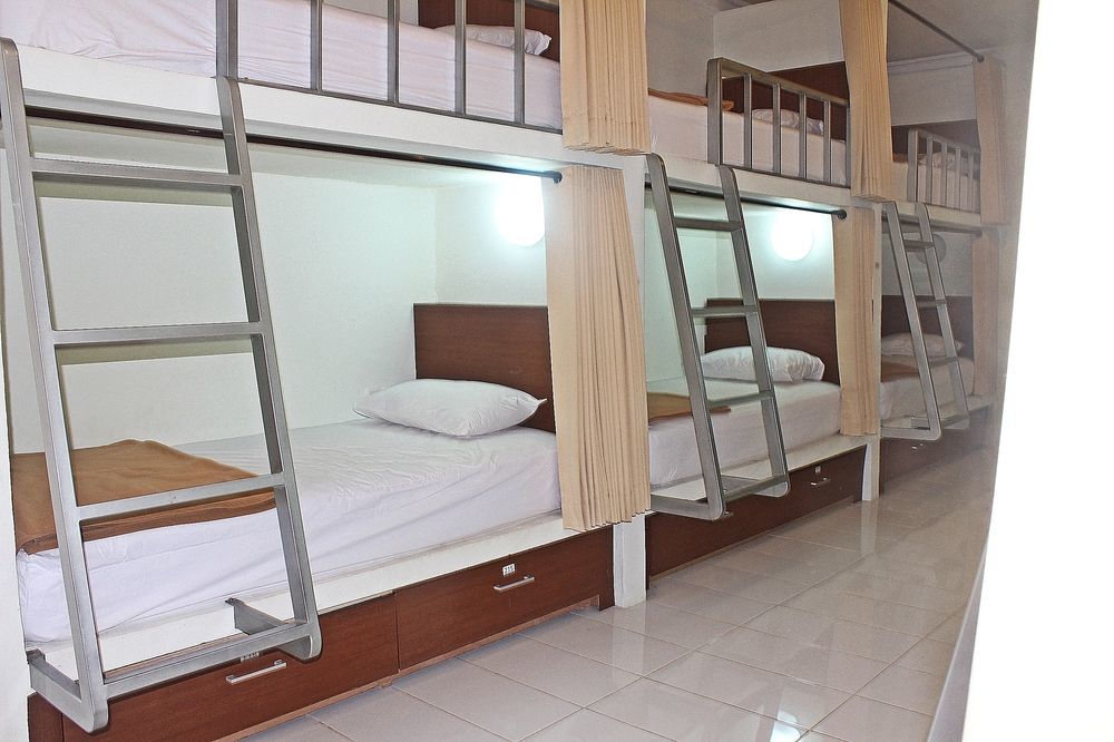 Mirah Hostel Легиан Екстериор снимка