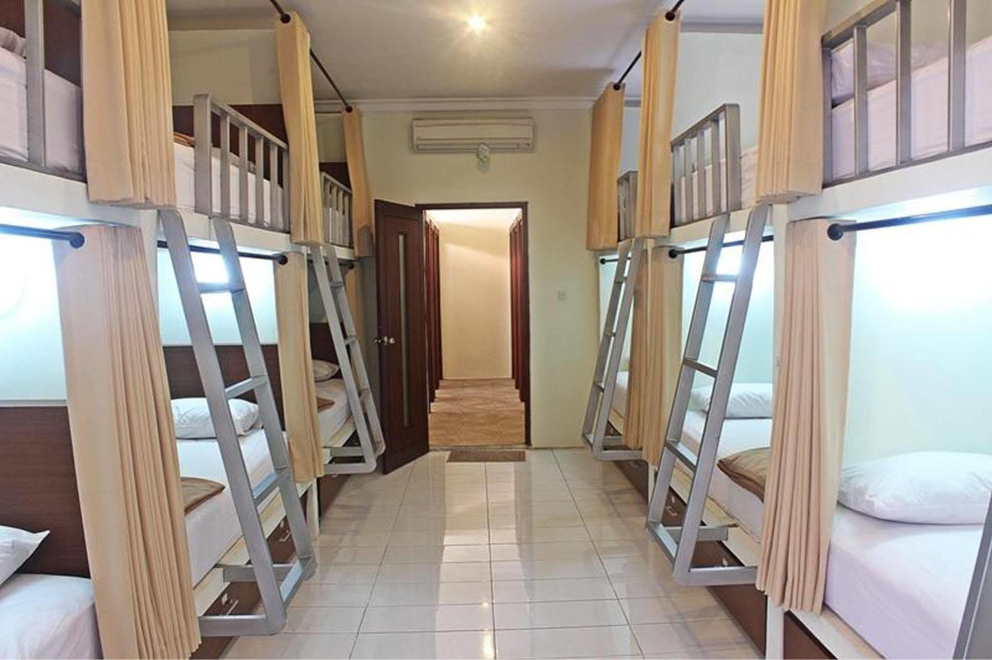 Mirah Hostel Легиан Екстериор снимка