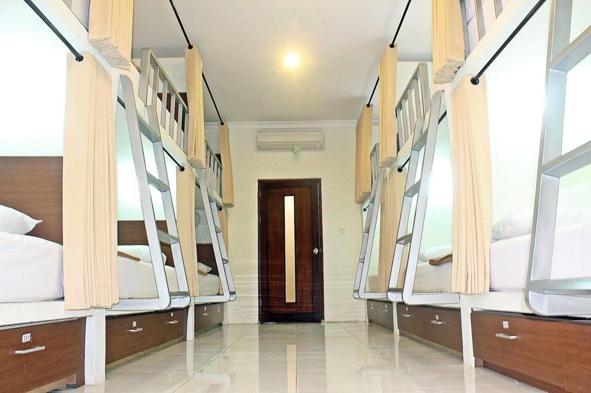 Mirah Hostel Легиан Екстериор снимка