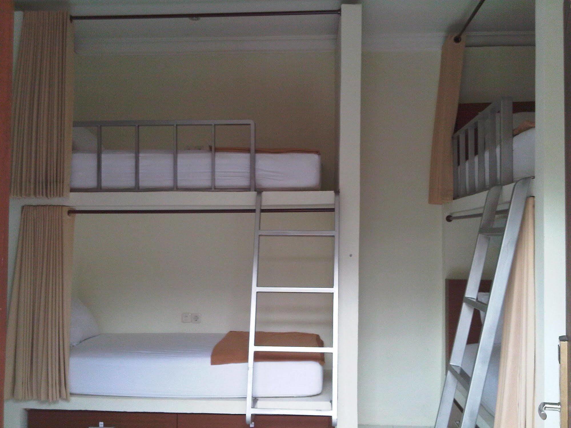 Mirah Hostel Легиан Екстериор снимка