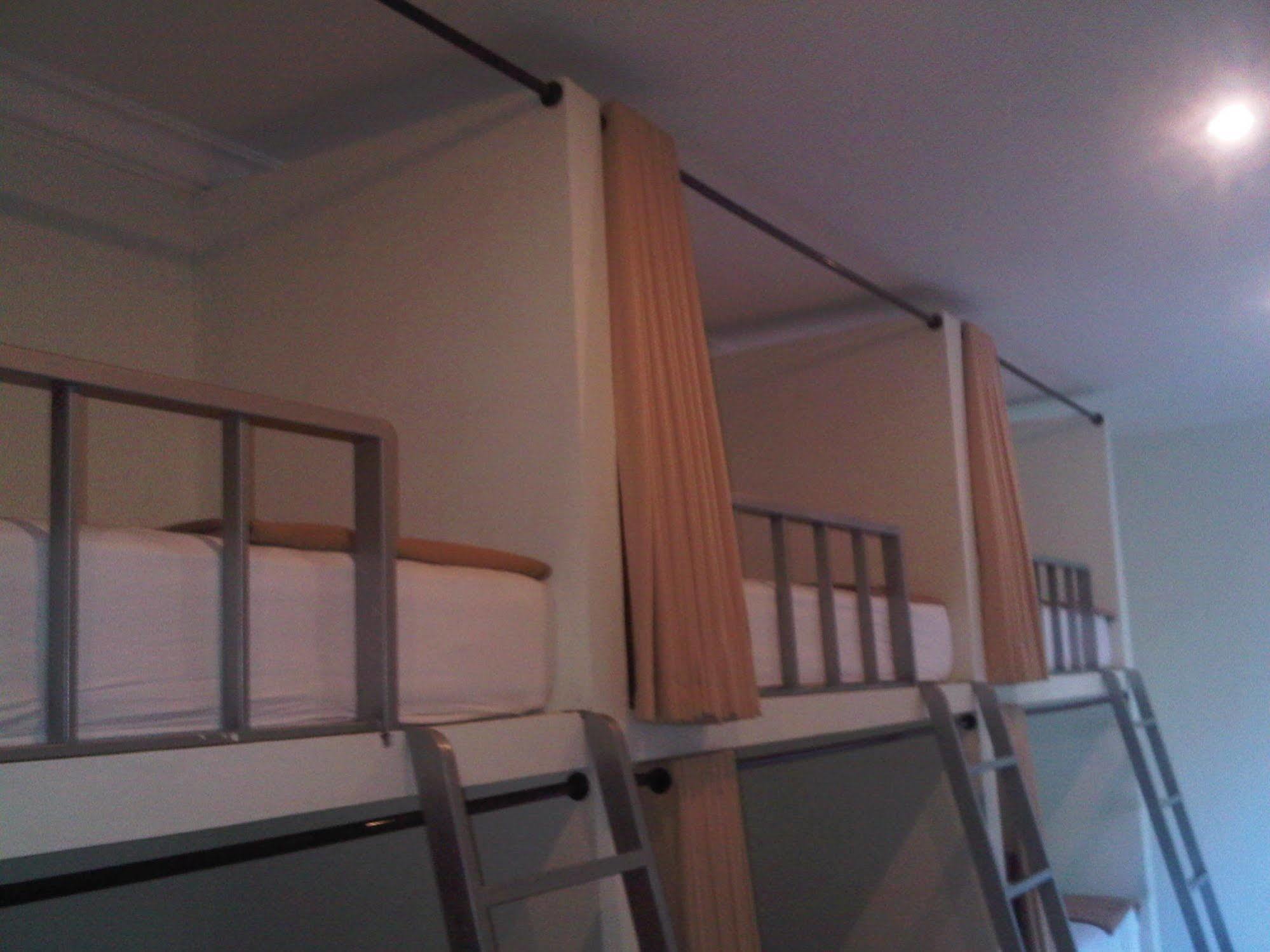 Mirah Hostel Легиан Екстериор снимка