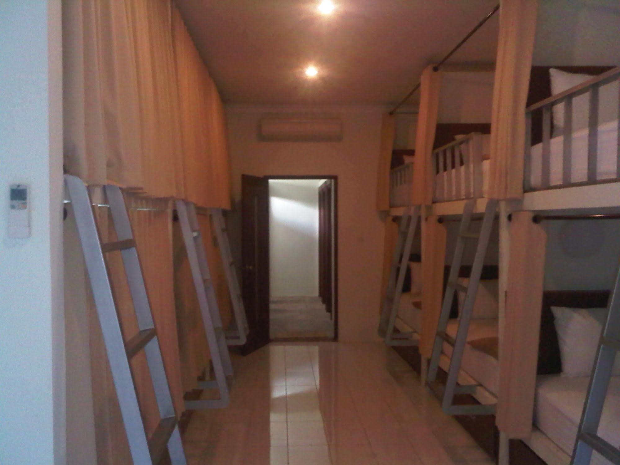 Mirah Hostel Легиан Екстериор снимка
