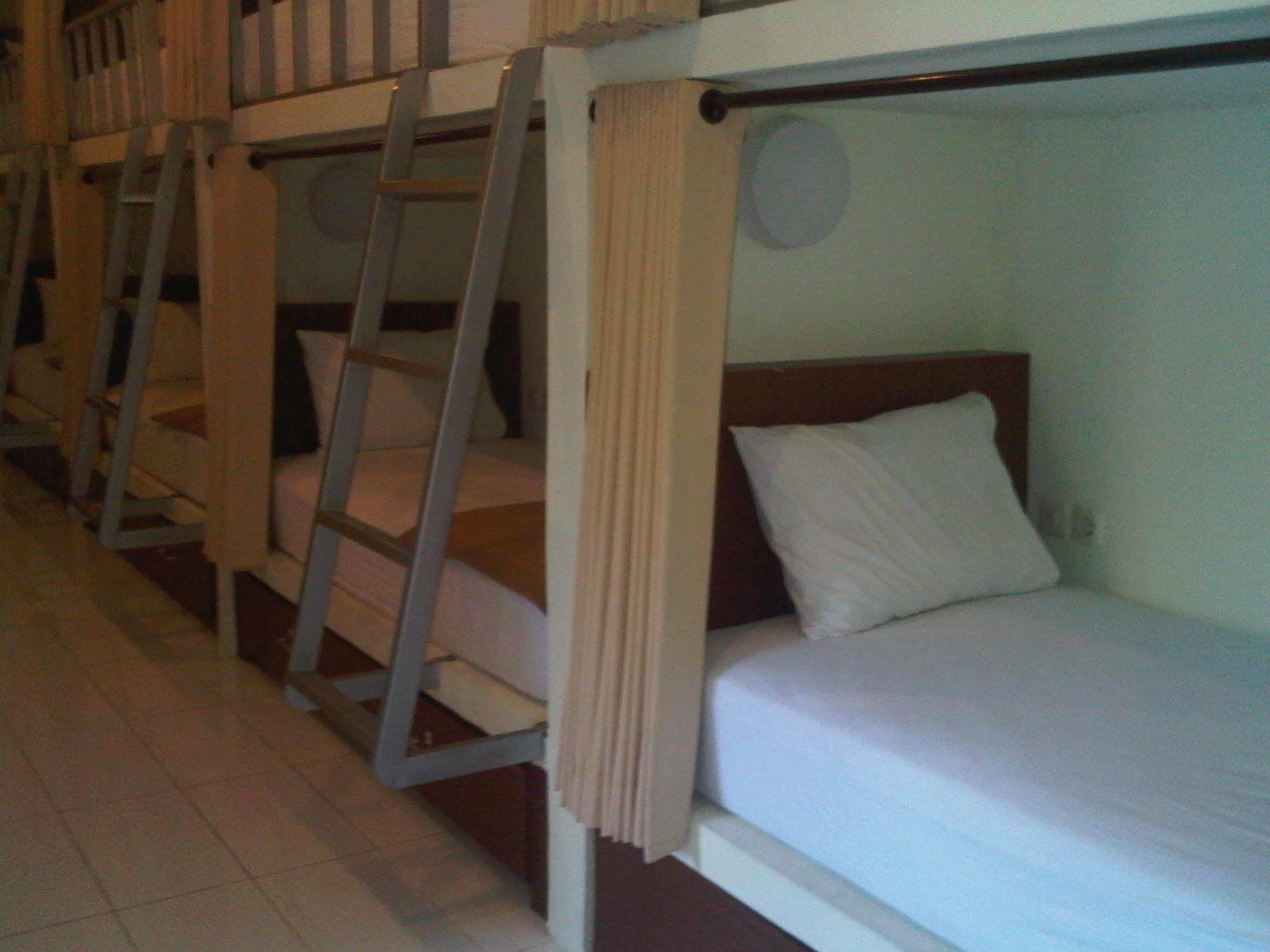 Mirah Hostel Легиан Екстериор снимка