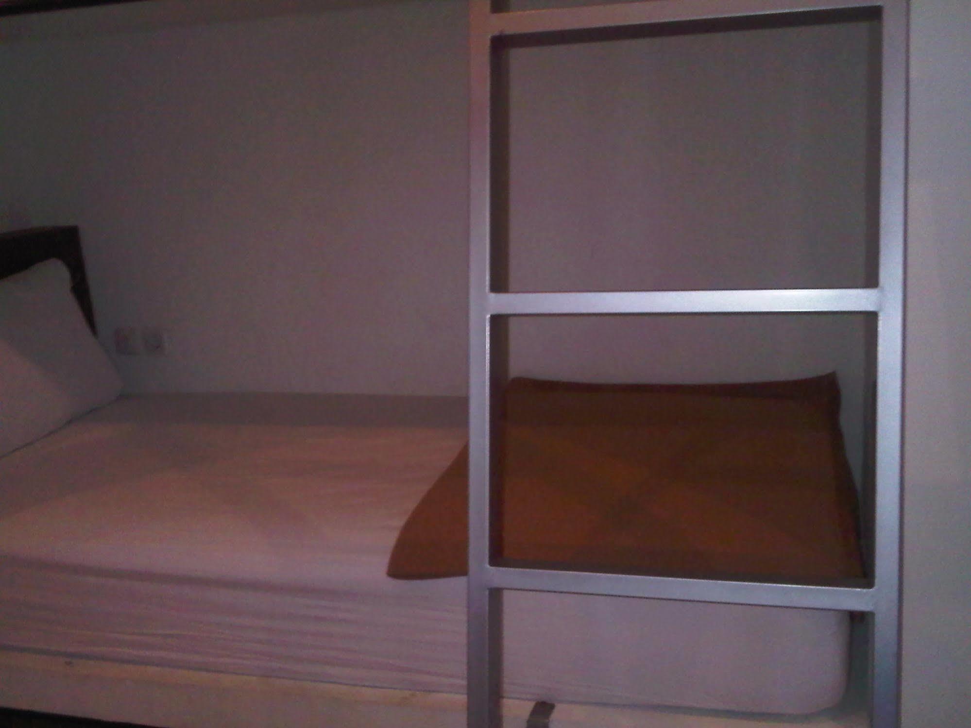 Mirah Hostel Легиан Екстериор снимка