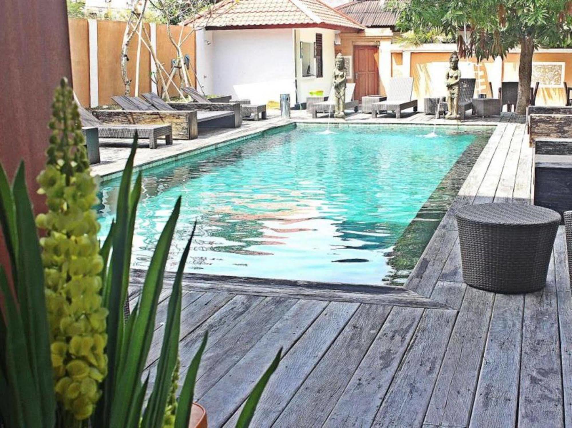 Mirah Hostel Легиан Екстериор снимка