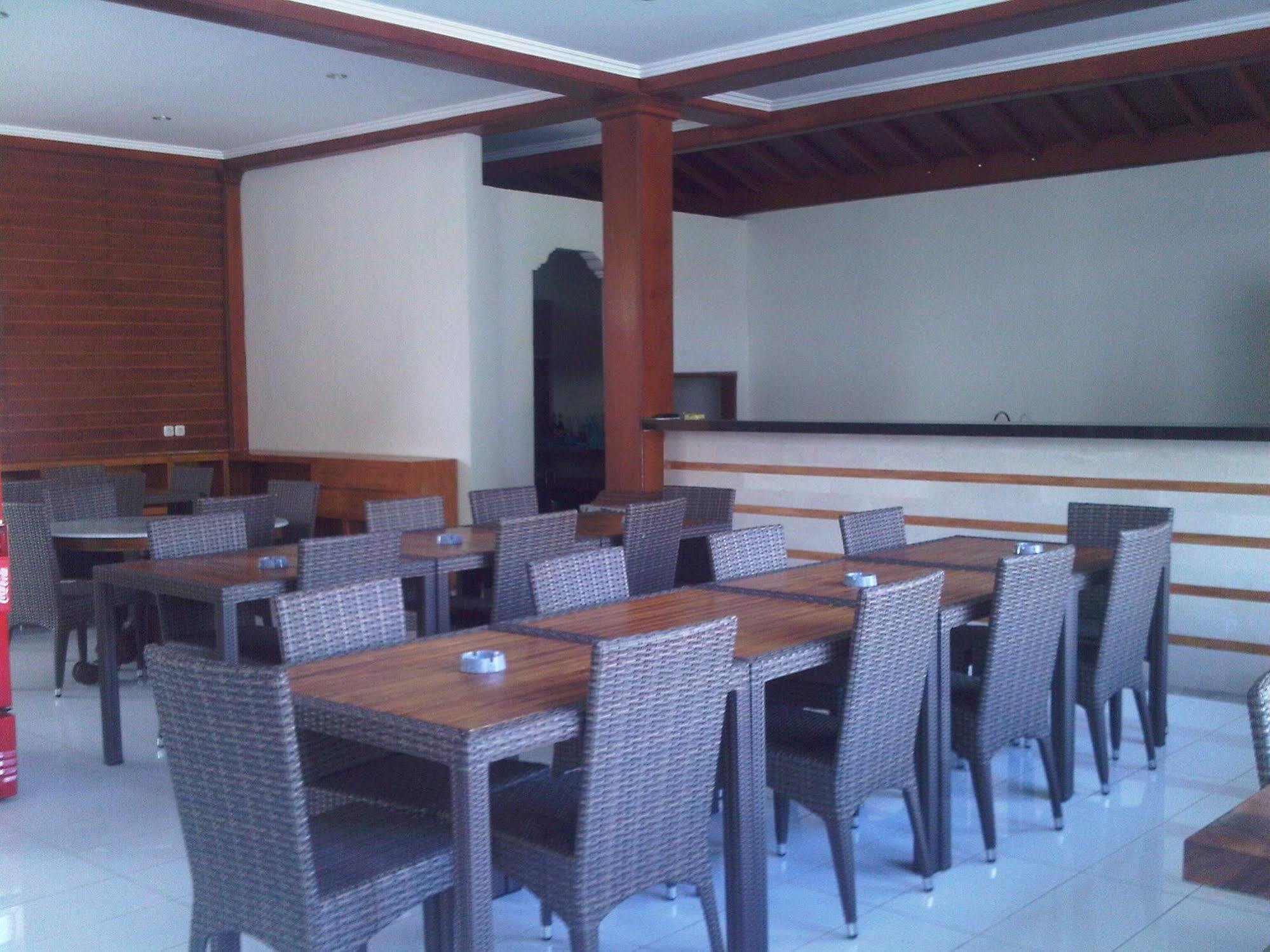 Mirah Hostel Легиан Екстериор снимка