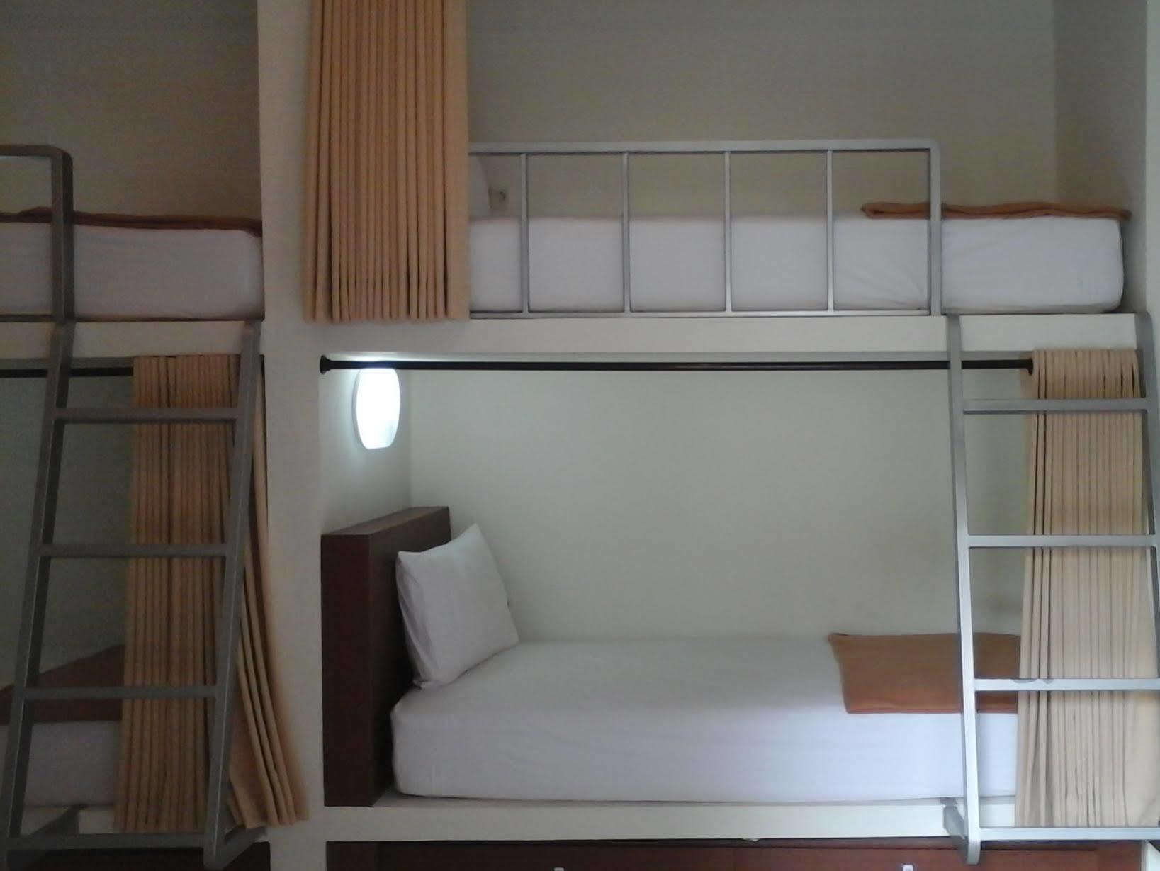 Mirah Hostel Легиан Екстериор снимка
